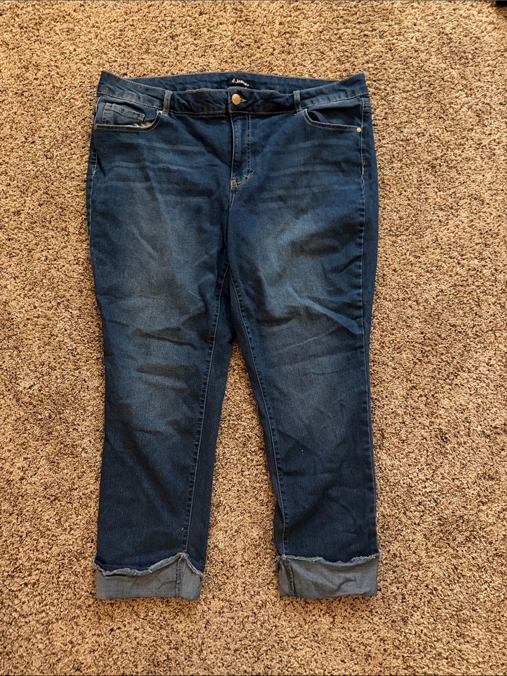 D. Jeans boyfriend cut medium wash jeans